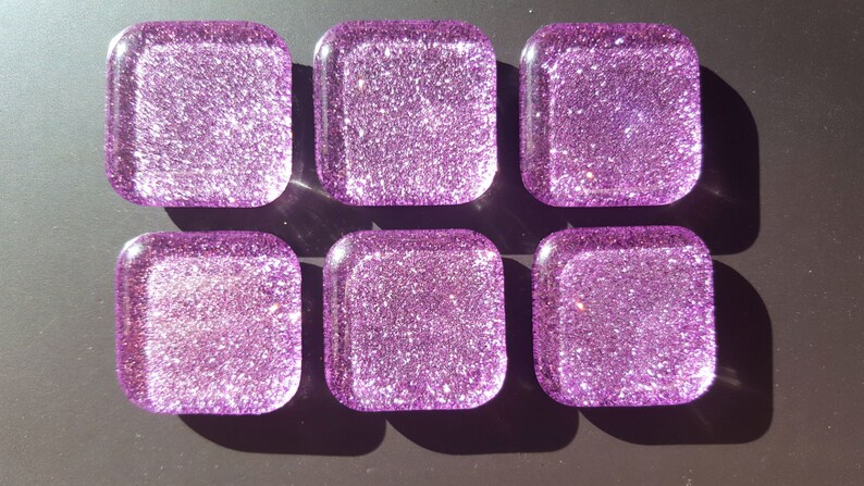 Pu&ograve; includere: Sei piastrelle di vetro quadrate di colore viola con una finitura scintillante.