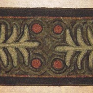 Puede incluir: Una alfombra rectangular con un patrón repetido de dos piñas color beige, hojas verdes y círculos rojos sobre un fondo verde oscuro. La alfombra tiene un borde negro y probablemente está hecha de material tejido.