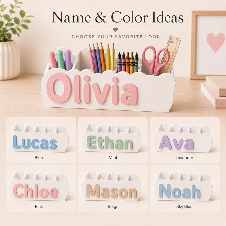 Peut inclure: Un organisateur de bureau blanc &agrave; bords festonn&eacute;s portant le pr&eacute;nom Olivia en lettres 3D roses. Il contient des crayons de couleur, des craies, des ciseaux et une r&egrave;gle en bois. Six exemples montrent des pr&eacute;noms en bleu, menthe, lavande, rose, beige et bleu ciel.