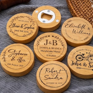Peut inclure: Ensemble de dessous de verre en bois gravés avec des noms et des dates, dont "Ethan & Sophia" et "John & Sara". Un dessous de verre est un ouvre-bouteille. Les dessous de verre sont disposés sur une surface grise.