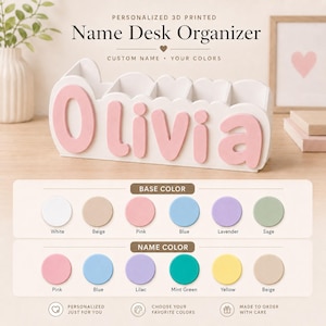 Peut inclure: Un organisateur de bureau imprim&eacute; en 3D blanc avec le pr&eacute;nom Olivia en lettres roses en relief. L'organisateur poss&egrave;de plusieurs compartiments et un bord sup&eacute;rieur festonn&eacute;. Un nuancier pr&eacute;sente les couleurs de base et de lettres.