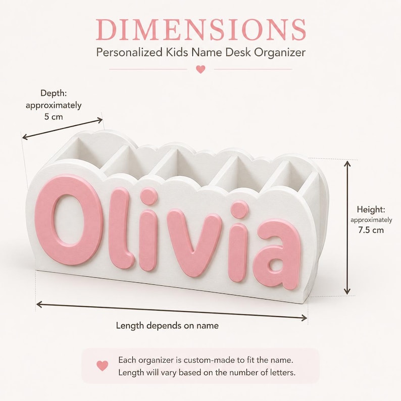 Peut inclure: Un organisateur de bureau blanc avec cinq compartiments et le nom Olivia en lettres roses en relief sur le devant. L'organisateur pr&eacute;sente un bord sup&eacute;rieur festonn&eacute;, une hauteur d'environ 7,5 cm et une profondeur d'environ 5 cm.