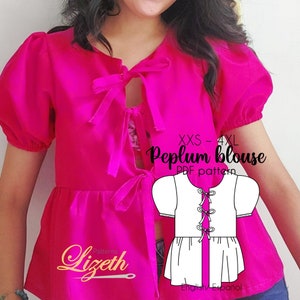 Puede incluir: Una blusa rosa peplum con un lazo en el escote. La blusa tiene mangas cortas y abullonadas. La imagen también incluye un dibujo de línea blanca de la blusa con un lazo en la espalda. El texto "XXS - 4XL Peplum blouse PDF pattern English-Español" es visible en la imagen.