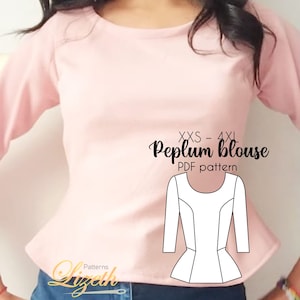 Pode incluir: Um padrão de costura para blusa peplum rosa nos tamanhos XXS-4XL. O padrão é mostrado em uma modelo usando uma blusa peplum rosa. O padrão está disponível para download em PDF. O texto "Peplum blouse PDF pattern" está escrito em preto sobre fundo branco.