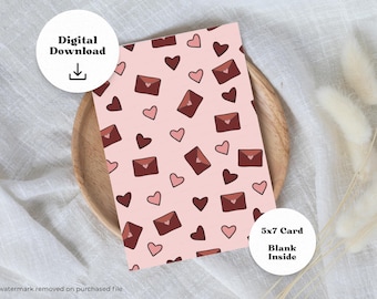 Op de afbeelding: Een 5x7 inch kaart met een roze achtergrond met een patroon van donkerrode enveloppen en roze harten. De kaart is gelabeld met "Digitale download" en "Leeg binnenin."