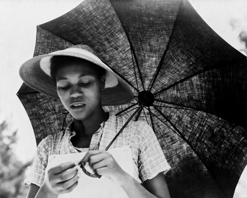 Instant Download 16 x 20 zwart-wit Vintage parasol paraplu Afrikaanse vrouw digitale download commercieel gebruik digitale grafische digitale papier afbeelding 1