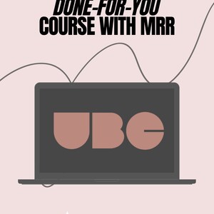 Könnte beinhalten: Ein Laptop mit einem schwarzen Bildschirm und einem rosafarbenen Logo, auf dem "UBE" steht. Der Laptop befindet sich auf einer weißen Oberfläche mit rosa Hintergrund. Der Text "GET THE ULTIMATE DONE-FOR-YOU COURSE WITH MRR" befindet sich oben im Bild.