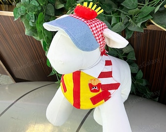 Pode incluir: Um cão de pelúcia branco vestindo uma bandana listrada vermelha e branca com um desenho de batata frita amarela e vermelha. O cão também está usando um chapéu de brim azul com uma borda xadrez vermelha e branca.