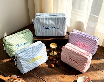 Bestickter Seersucker Kulturbeutel, Benutzerdefinierte Sorority Brief Tasche, Sorority Bag, personalisiertes Geschenk für Brautparty, Geschenk für Brautjungfer