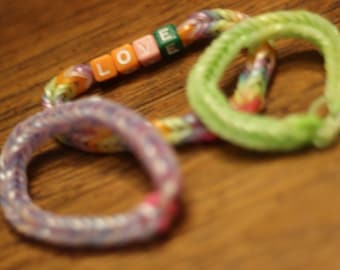 Henoyso 300 Stuks Vriendschapsarmbanden Bulk Handgemaakte Gevlochten Armbanden String Pride Regenboog Draad Armbanden Vriendschap Koorden Kleurrijke Strand Armband voor Vrouwen Meisje Pols Geschenken