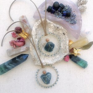 Anpassad blandning av aromaterapikristaller till bilen, backspegelberlock, solfångare med ädelsten, bildiffusor, positiva vibbar-berlock, present