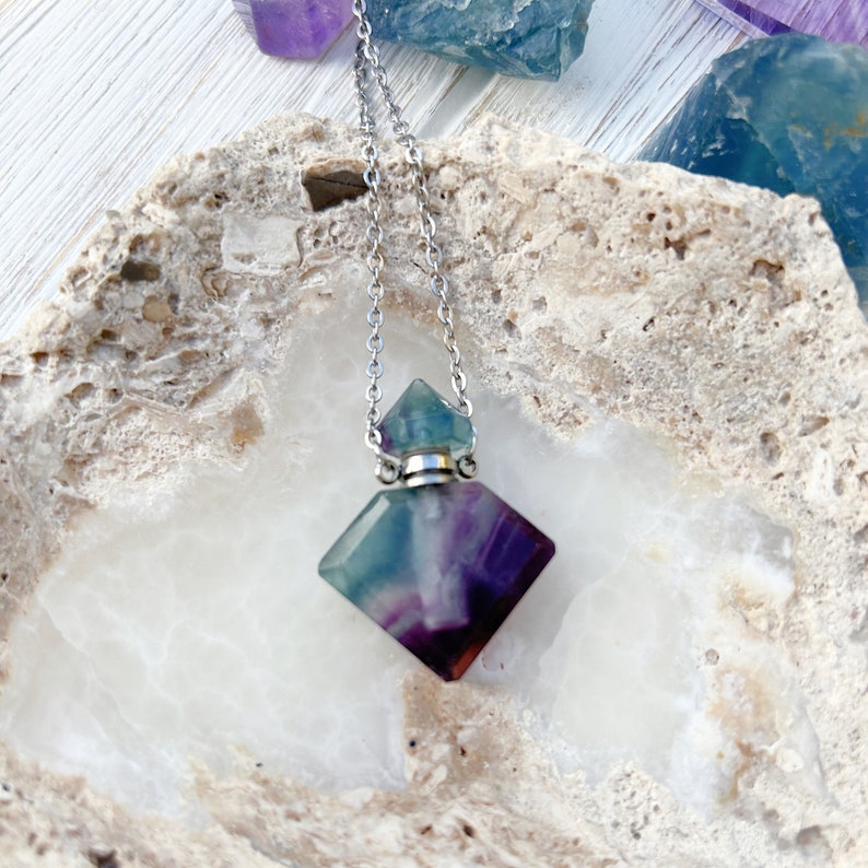 Collana bottiglia di profumo di cristallo, gioielli di cristallo, bottiglia di pozione d'amore, bottiglia di fiala di profumo, ciondolo diffusore di olio essenziale, fluorite arcobaleno immagine 4