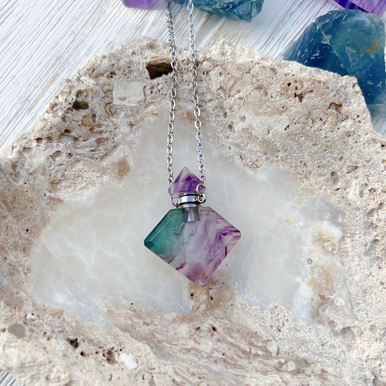 Collana bottiglia di profumo di cristallo, gioielli di cristallo, bottiglia di pozione d'amore, bottiglia di fiala di profumo, ciondolo diffusore di olio essenziale, fluorite arcobaleno immagine 3