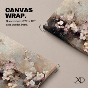 Puede incluir: Impresi&oacute;n art&iacute;stica en lienzo con un dise&ntilde;o floral de flores blancas y rosas. El lienzo est&aacute; estirado sobre un marco de madera profundo, disponible en profundidades de 1,9 cm o 3,2 cm. La obra de arte tiene una paleta de colores neutros.