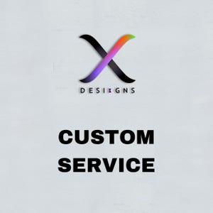 Può includere: Un logo con una "X" stilizzata in nero e viola con un gradiente giallo e arancione. Il testo "DESIGNS" è sotto il logo. Il testo "CUSTOM SERVICE" è sotto il logo.