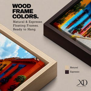 Puede incluir: Dos marcos de madera flotantes en acabados natural y espresso, cada uno con una impresi&oacute;n arquitect&oacute;nica colorida. El texto dice: WOOD FRAME COLORS. Natural & Espresso Floating Frames, Ready to Hang. Incluye muestras de color y el logotipo XD.