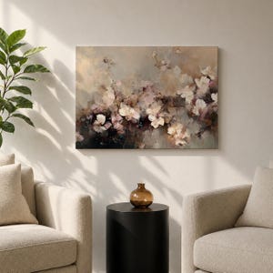 Puede incluir: Pintura floral abstracta en tonos neutros. La obra presenta flores blancas y rosas borrosas sobre un fondo apagado de tonos beige y marr&oacute;n. La pintura se exhibe sobre dos sillones beige.