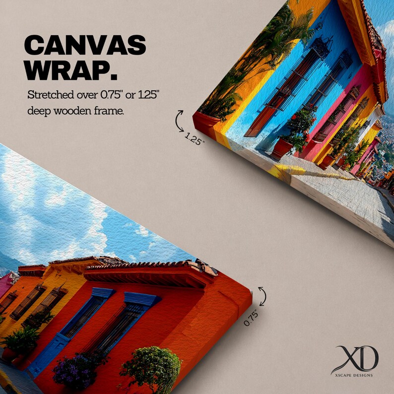 Puede incluir: Un lienzo impreso que muestra una escena callejera vibrante con edificios coloridos en tonos naranja, azul y amarillo. El texto dice CANVAS WRAP. Stretched over 0.75" or 1.25" deep wooden frame. La imagen muestra dos opciones de profundidad.