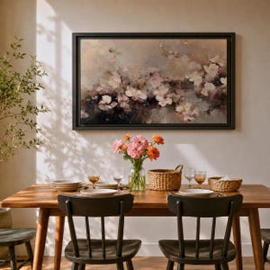 Puede incluir: Un comedor con una mesa de madera con platos, vasos y cestas tejidas. Una pintura floral enmarcada cuelga de la pared. Un jarr&oacute;n con flores rosas y naranjas adorna la mesa.