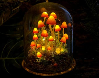Lámpara de hongo naranja rojiza hecha a mano con un lindo elfo, luz nocturna de bosque de hongos encantados, decoración mágica para el hogar, regalo creativo para cualquier ocasión.