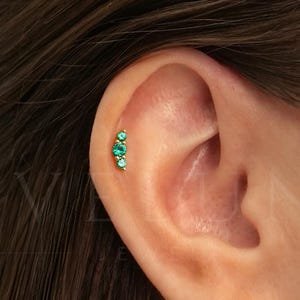 PLATTE ACHTERKANT: labret smaragd met platte achterkant • Kraakbeenknop • Helixoorbel • Conch-piercing • Tragussteker • Geboortesteenoorbellen