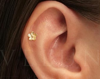 PŁASKI TYŁ: Labret z płaskim tyłem w kształcie kwiatka • Kolczyk do chrząstki • Kolczyk do małżowiny • Kolczyk do małżowiny • Kolczyk do tragusu • Przekłucie do przodu