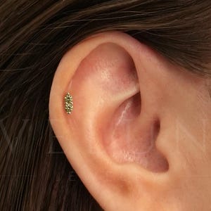 FONDO PIATTO: Labret con fondo piatto in peridoto • Perno per cartilagine • Orecchino per elica • Piercing a conchiglia • Perno per trago • Orecchini con pietra portafortuna