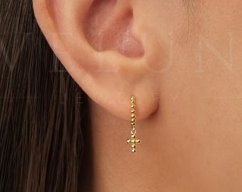 CRÉOLES : créoles à breloques croix • Boucles d'oreilles minimalistes • Cadeaux pour elle • Boucles d'oreilles délicates