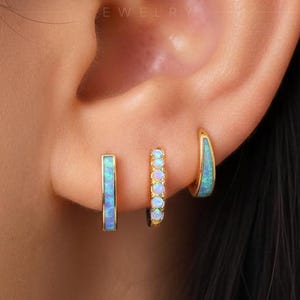 HOOPS: Blue Fire Opal Huggie-oorbellen • Opaal ingelegde oorbellen • Opaalsieraden • Cadeau voor haar • Minimalistische oorbellen • Gouden oorringen