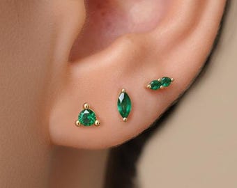 TACHAS: Brincos pequenos de esmeralda • Brincos com pedra de nascimento de esmeralda • Presente para ela • Brincos minimalistas • Joias com pedra de nascimento • Brincos delicados