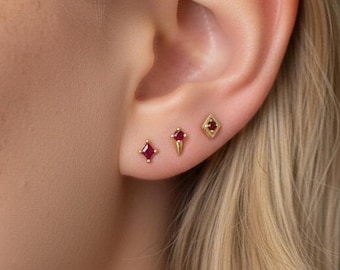 Tachuelas: Pendientes de botón delicados de rubí • Pendientes de piedra de nacimiento de rubí • Regalo para ella • Pendientes minimalistas • Joyas con piedra de nacimiento • Pendientes pequeños