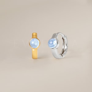 ARGOLAS: Brincos de argola Huggie com pedras preciosas de zircônia • Brincos de zircônia • Brincos com pedra de nascimento • Presente para ela • Brincos de argola delicados • Huggies dourados