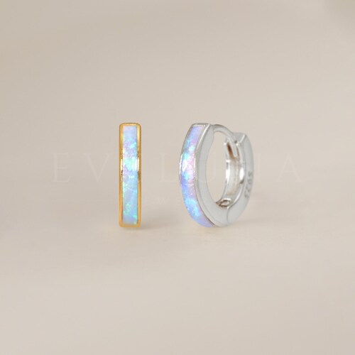 RINGAR: Huggie-örhängen med blå opalinlägg • Huggie-örhängen med blå opal • Opalsmycken • Present till henne • Minimalistiskt örhänge • Brudtärnepresent