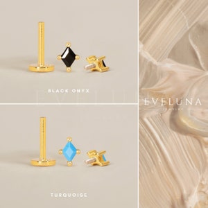 Może przedstawiać: Dwa złote elementy biżuterii do ciała z kwadratowym kamieniem szlachetnym. Pierwszy element ma czarny onyks, a drugi turkus. Biżuteria pochodzi od Eveluna Jewelry.