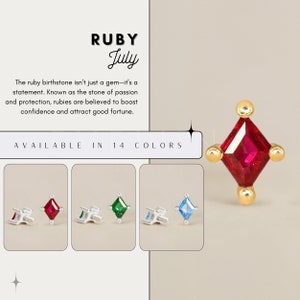 Może przedstawiać: Zbliżenie na kolczyk z rubinem o kwadratowym kształcie i złotymi akcentami. Kolczyk jest dostępny w 14 kolorach, w tym czerwonym, zielonym i niebieskim.