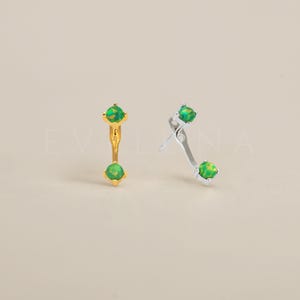 Könnte beinhalten: Ein Paar Ohrringe mit grünen Opal-Steinen. Die Ohrringe sind in Gold und Silber erhältlich.