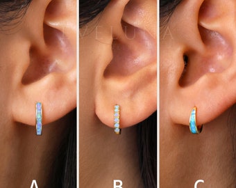 Créoles : boucles d&#39;oreilles Huggie en opale de feu bleue • Boucles d&#39;oreilles en incrustation d&#39;opale • Bijoux en opale • Cadeau pour elle • Boucles d&#39;oreilles minimalistes • Boucles d&#39;oreilles en or