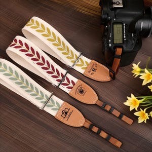 Correas de muñeca personalizadas para cámara, correas bordadas para cámara, regalos de fotografía personalizados, correas de muñeca con hojas para cámara, correa de cuero ajustable para cámara.