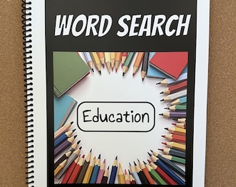 Könnte beinhalten: Ein schwarzer und weißer Einband eines Wörtersuchbuches mit einem bunten Bild von Bleistiften, die in einem Kreis um das Wort "Bildung" angeordnet sind. Das Buch hat eine Spiralbindung und der Text "50 Rätsel" ist auf dem Einband gedruckt.