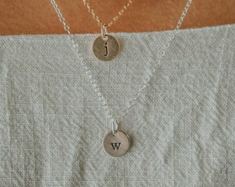 Petit collier initial pour femme | Bijoux initiaux délicats pour fiancée | Cadeau pour maman | Cadeau d'anniversaire pour un ami | Cadeau d'anniversaire pour femme