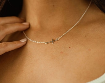 Porté par le collier Cross Sterling pour maman | Collier croisé latéral pour femme | Baptême, Action de grâce, Noël, Cadeau de la Sainte Communion