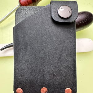 Cartera de cuero hecha a mano con bolsillo frontal, cartera de bolsillo frontal, cartera EDC, cartera minimalista, cartera de cuero delgada, negra, remachada