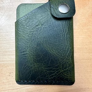 Cartera de cuero hecha a mano con bolsillo frontal, tarjetero, billetera de bolsillo frontal, billetera EDC, billetera minimalista, billetera de cuero delgada, verde oliva