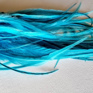 Extension per capelli con piume larghe blu HAWAIIAN SURF PIÙ 3 perline di crimpatura gratuite / Seleziona la lunghezza e la quantità di piume che desideri