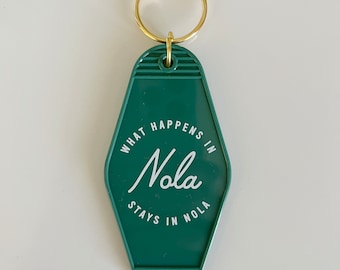 New Orleans - Retro Hotel Keychain "What Happens in NOLA Stays in NOLA" in Forest Green