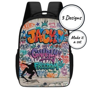Puede incluir: Una mochila negra con un estampado de pared cubierta de grafitis coloridos con las palabras JACKO, GNARLY y FREEDOM en letras negritas. El diseño incluye la silueta de una persona en patineta, varias estrellas, coronas y textos como OLLIE.