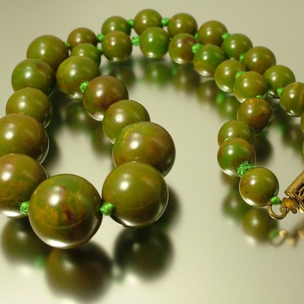 Vintage/ Antique/ estate jewelry Art Deco/ 1930s, early plastic - simichrome tested marbled green bakelite bead costume necklace - jewelry