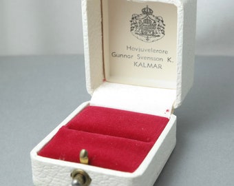 Vintage 1960s white ring box , Hovjuvelerare Gunnar Svensson K. KALMAR
