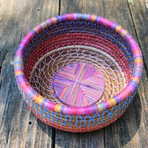 Cesto decorativo artesanal de agulhas de pinheiro com base trançada exclusiva, rosa