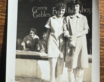 Vintage-Foto der Kosmetikerinnen vor dem Schönheitssalon Green Gables